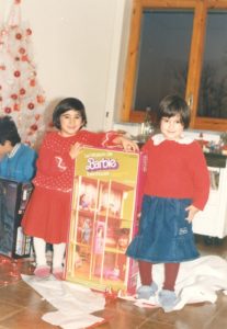 io, mio fratello e mia sorella a Natale da piccoli sotto l'albero con la casa di Barbie